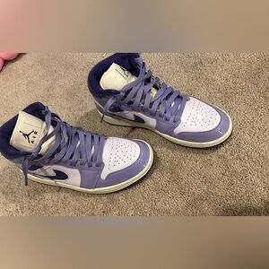 Air Jordan shoes. Lightly worn. Like new.